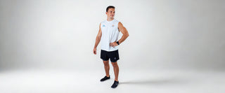Lifters Athlet posiert in seinem Sport Tanktop für Herren von Lifters Wear in weiß