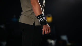 Athlet trägt Lifters Wrist Bands Schweissband für das Handgelenk unter seinen CrossFit Grips
