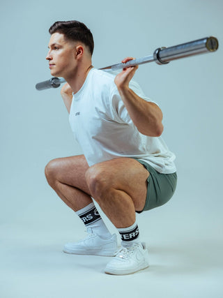 4-Way-Stretch-Material und Seitenschlitze  verleihen dir maximale Flexibilität.