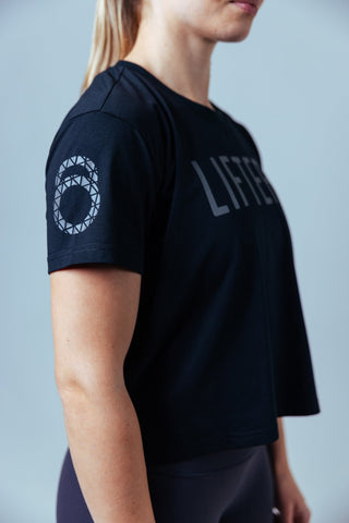 Der Mix aus Polyester, Baumwolle und Spandex sorgt für optimale Luftzirkulation und hält dich angenehm trocken.