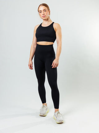 Die leichte Kompression und der 4-Way-Stretch stabilisieren deine Muskulatur und sorgen für bessere Laufökonomie – für konstantere Splits und weniger Ermüdung.
