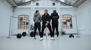 Black Friday Kampagne Athleten im Athletes Choice Zip Hoodie posen in einer hellen Location