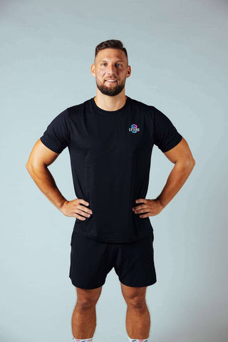 Das weiche TriBlend-Material fühlt sich angenehm auf der Haut an und begleitet dich den ganzen Tag – ob im Gym oder im Alltag.