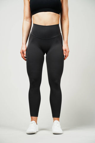 Die Leggings betont deine Kurven, hebt und unterstützt, damit du dich in jeder Bewegung selbstbewusst fühlst.