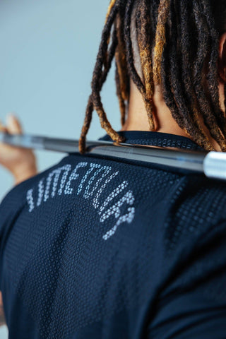 Dein Lifters Grip Shirt verfügt über eine Gripfläche, die die Langhantel an Ort und Stelle fixiert und dich so unterstützt noch stärker zu werden.