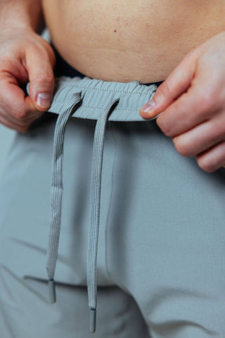 Der versteckte Kordelzug in der Raw Gym Shorts ermöglicht dir eine individuelle Weitenregulierung für den perfekten Sitz – egal, wie intensiv dein Training wird.