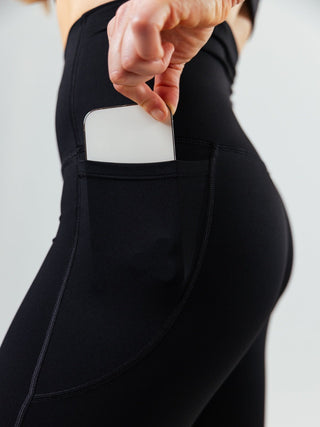 Nutze die Side Pockets für Gel-Patches oder dein Handy.