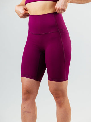 Nutze die Side Pockets für Gel-Patches oder dein Handy.