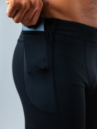 Nutze die Side Pockets für Gel-Patches oder dein Handy.
