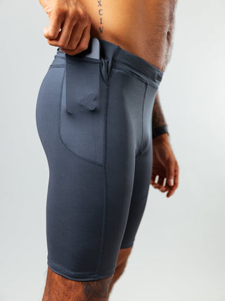 Nutze die Side Pockets für Gel-Patches oder dein Handy.