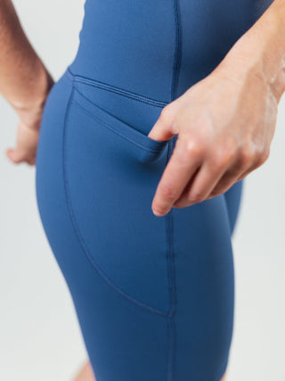 Nutze die Side Pockets für Gel-Patches oder dein Handy.