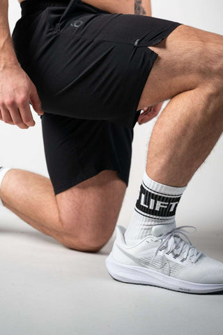Die Raw Gym Shorts sind aus robustem, abriebfestem Material gefertigt, das selbst den härtesten Workouts standhält – für maximale Langlebigkeit. 