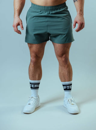 Die Raw Gym Shorts sind aus robustem, abriebfestem Material gefertigt, das selbst den härtesten Workouts standhält – für maximale Langlebigkeit. 