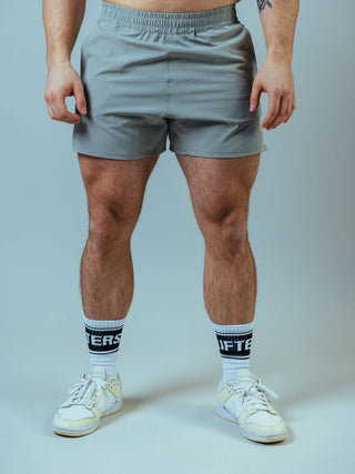 Die Raw Gym Shorts sind aus robustem, abriebfestem Material gefertigt, das selbst den härtesten Workouts standhält – für maximale Langlebigkeit. 