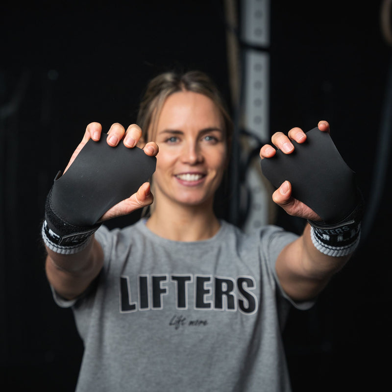 Frau trägt ihre Lifters Grips und ist bereit für ihr Crossfit Workout