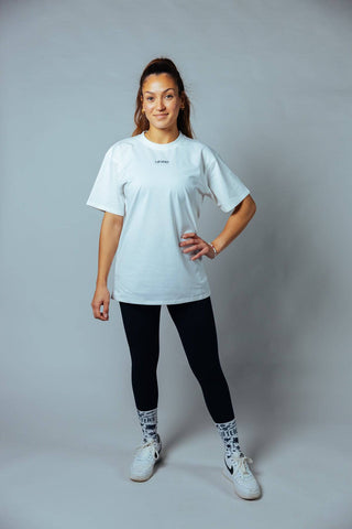 Der lockere Oversize-Schnitt des Forever Shirts bietet absolute Bewegungsfreiheit, damit du dich bei jedem Workout oder im Alltag uneingeschränkt wohlfühlst.