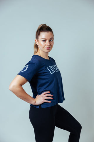Dank der lockeren Passform und den seitlichen Schlitzen kannst du dich uneingeschränkt bewegen – egal ob Lifting, Yoga oder Cardio.