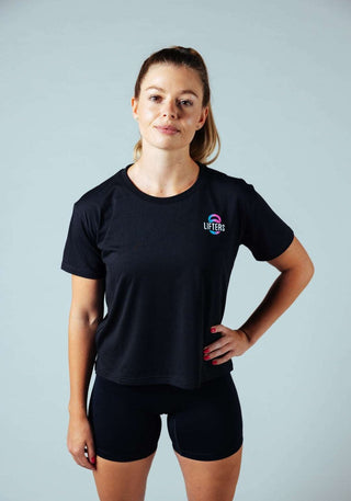 Dank der lockeren Passform und den seitlichen Schlitzen kannst du dich uneingeschränkt bewegen – egal ob Lifting, Yoga oder Cardio.