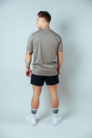 Der leichte, flexible Stoff passt sich deinen Bewegungen perfekt an und gibt dir volle Freiheit bei jedem Workout.