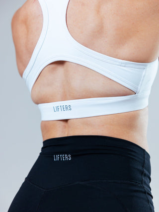 Dank Racerback-Design und flexiblem Spandex-Material macht der BH jede Bewegung mit – von Sprints bis zu Push Presses.