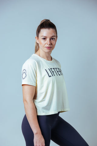 Dank der lockeren Passform und den seitlichen Schlitzen kannst du dich uneingeschränkt bewegen – egal ob Lifting, Yoga oder Cardio.
