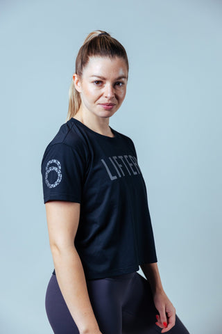Dank der lockeren Passform und den seitlichen Schlitzen kannst du dich uneingeschränkt bewegen – egal ob Lifting, Yoga oder Cardio.