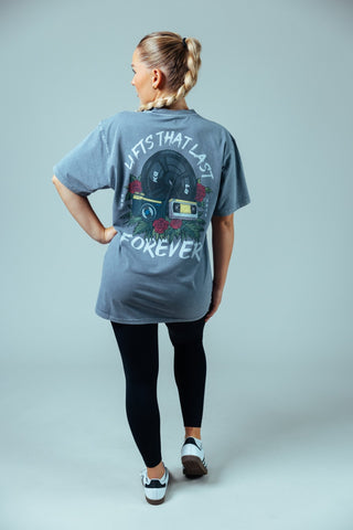 Erfolge für die Ewigkeit: Der "Lifts That Last Forever" Backprint motiviert dich jeden Tag aufs Neue über dich hinaus zu wachsen.