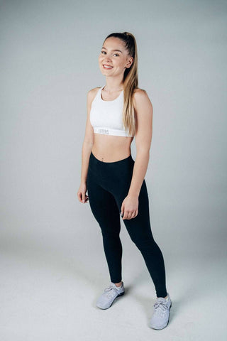 The athlete is 1.60 m tall and wears size S. 