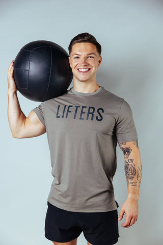 Der moderne Schnitt sitzt körperbetont an Brust und Armen und etwas lockerer im Bereich des Bauches – für einen sportlichen Look und ein sicheres Gefühl.