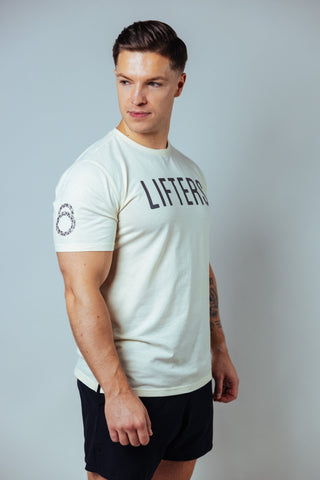Der moderne Schnitt sitzt körperbetont an Brust und Armen und etwas lockerer im Bereich des Bauches – für einen sportlichen Look und ein sicheres Gefühl.