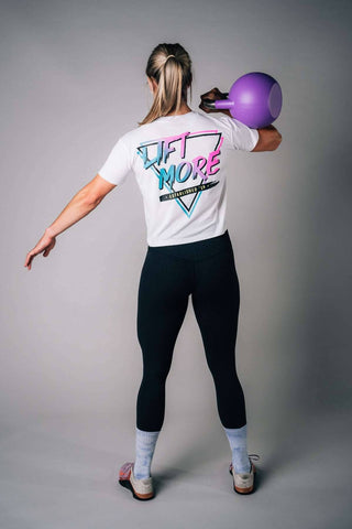 Der dezente Crop-Schnitt trifft die Balance zwischen lässig und sportlich – für ein selbstbewusstes Training mit Style.