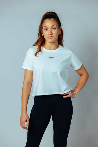 Der dezente Crop-Schnitt trifft die Balance zwischen lässig und sportlich – für ein selbstbewusstes Training mit Style.