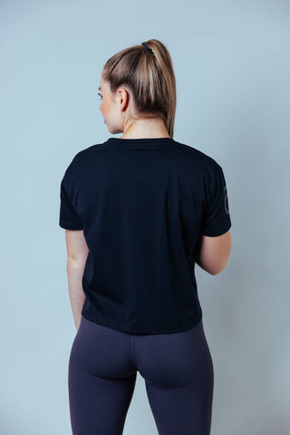 Der dezente Crop-Schnitt trifft die Balance zwischen lässig und sportlich – für ein selbstbewusstes Training mit Style.