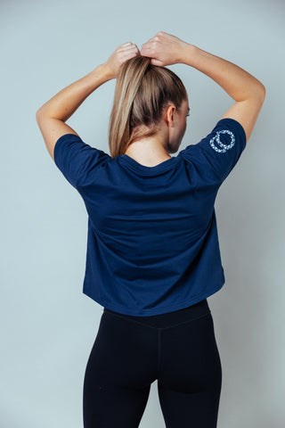 Der dezente Crop-Schnitt trifft die Balance zwischen lässig und sportlich – für ein selbstbewusstes Training mit Style.