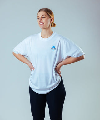 Die lockere Passform bietet dir volle Bewegungsfreiheit, ohne einzuengen – ideal für Lifting, Cardio oder als lässiger Streetwear-Style.