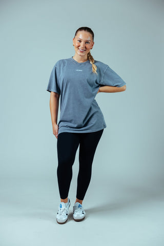 Die lockere Passform bietet dir volle Bewegungsfreiheit, ohne einzuengen – ideal für Lifting, Cardio oder als lässiger Streetwear-Style.