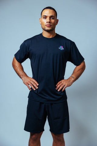 Die lockere Passform bietet dir volle Bewegungsfreiheit, ohne einzuengen – ideal für Lifting, Cardio oder als lässiger Streetwear-Style.
