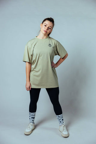 Die lockere Passform bietet dir volle Bewegungsfreiheit, ohne einzuengen – ideal für Lifting, Cardio oder als lässiger Streetwear-Style.