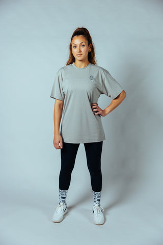 The loose fit offers you full freedom of movement without being restrictive - ideal for lifting, cardio or as a casual streetwear style.
