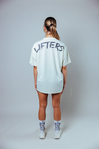 The loose fit offers you full freedom of movement without being restrictive - ideal for lifting, cardio or as a casual streetwear style.