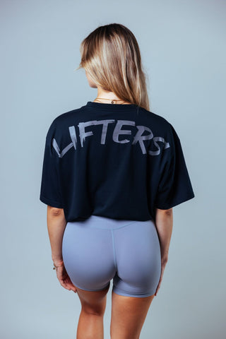 Die lockere Passform bietet dir volle Bewegungsfreiheit, ohne einzuengen – ideal für Lifting, Cardio oder als lässiger Streetwear-Style.
