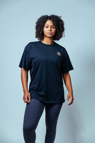 Die lockere Passform bietet dir volle Bewegungsfreiheit, ohne einzuengen – ideal für Lifting, Cardio oder als lässiger Streetwear-Style.