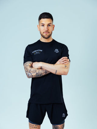 Athletischer Fit mit sportlichem Look – sitzt körpernah, ohne einzuengen, und macht auch außerhalb des Gyms eine starke Figur.
