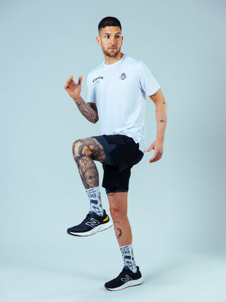 Athletischer Fit mit sportlichem Look – sitzt körpernah, ohne einzuengen, und macht auch außerhalb des Gyms eine starke Figur.