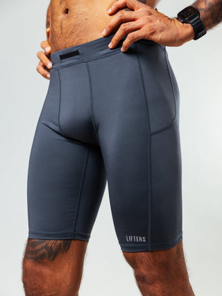 Das schnell trocknende Polyester hält dich trocken und kühl – für echten Stay-Dry-Komfort.