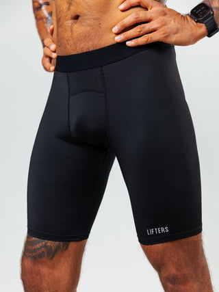 Das schnell trocknende Polyester hält dich trocken und kühl – für echten Stay-Dry-Komfort.