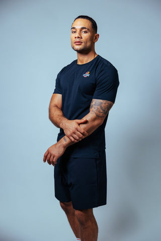 Das weiche TriBlend-Material fühlt sich angenehm auf der Haut an und begleitet dich den ganzen Tag – ob im Gym oder im Alltag.