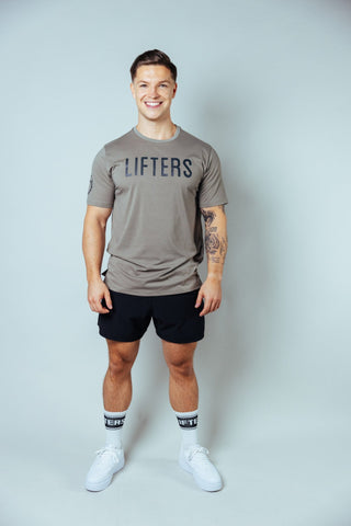 Das weiche TriBlend-Material fühlt sich angenehm auf der Haut an und begleitet dich den ganzen Tag – ob im Gym oder im Alltag.