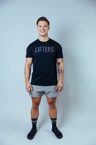 Das weiche TriBlend-Material fühlt sich angenehm auf der Haut an und begleitet dich den ganzen Tag – ob im Gym oder im Alltag.