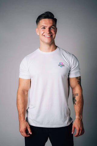 Das weiche TriBlend-Material fühlt sich angenehm auf der Haut an und begleitet dich den ganzen Tag – ob im Gym oder im Alltag.